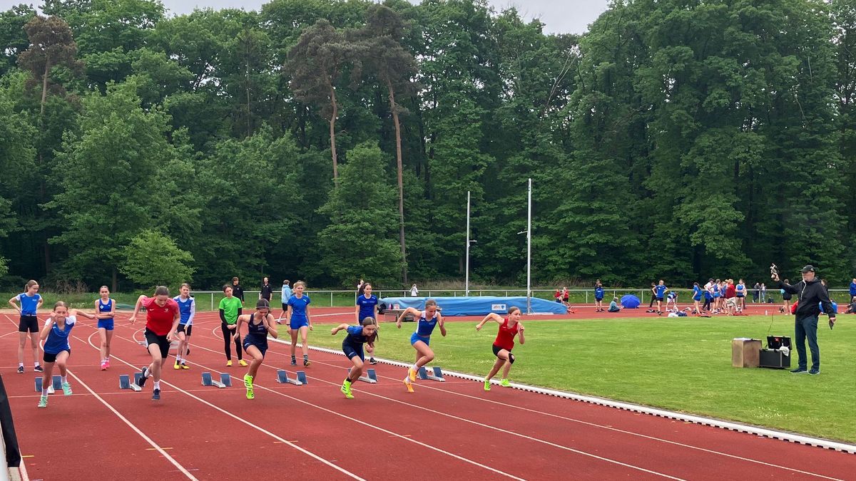 Beim Finale über 75 Meter der Schülerinnen W12 - hier der Start - sorgten Su-Linh Henkes (10,48 Sekunden, 3.v.l.) und Sara Weber (10,47 Sekunden, 4.v.l.) für einen Doppelsieg des gastgebenden LC Olympia Lorsch. (Foto: Kerstin Sonnabend)