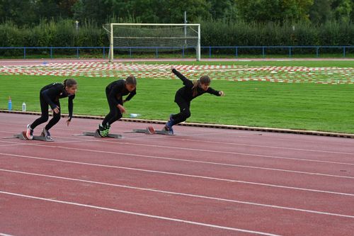 Ab geht die Post: Im 50-Meter-Sprint zeigte Anne Lenya Knapp (rechts) bei der U12 mit 7,9 Sekunden eine tolle Einzelleistung. Foto: Kerstin Sonnabend.