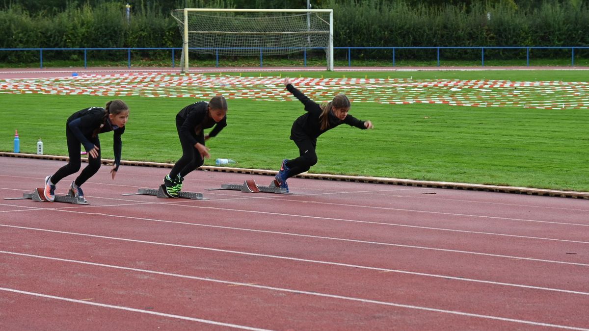 Ab geht die Post: Im 50-Meter-Sprint zeigte Anne Lenya Knapp (rechts) bei der U12 mit 7,9 Sekunden eine tolle Einzelleistung. Foto: Kerstin Sonnabend.