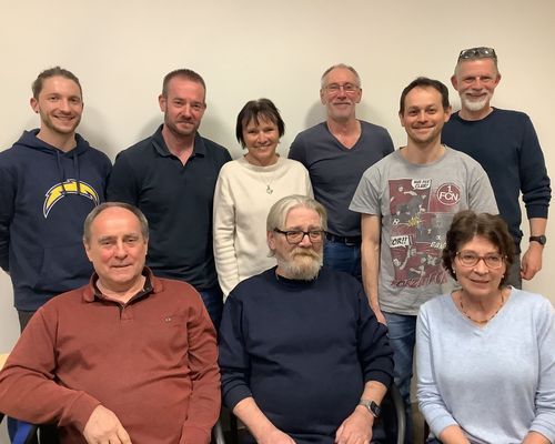 Das Vorstandsteam des Leichtathletik-Kreis Bergstraße: (stehend von links) Fabian Köhlert, Tobias Schlögel, Anja Hartmann, Roland Münchenbach, Michael Borger und Frank Köhlert sowie (sitzend von links) Peter Purdack, Günther Philippi und Ulrike Becker. Es fehlen Caren und Marion Münchenbach sowie Kerstin Sonnabend.
