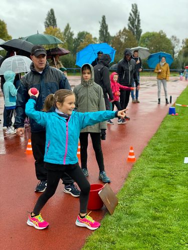 Trotz Dauerregen hatten die Kinder der U8 bei den Kreismeisterschaften in Lampertheim Spaß bei der Sache. Foto: Kerstin Sonnabend.
